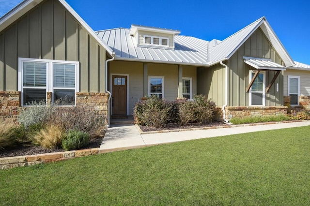 view of front of property featuring a front yard