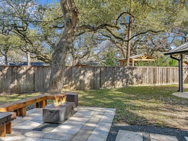 view of yard featuring a fire pit