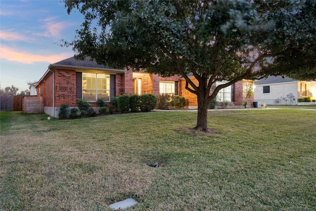 view of front facade with a lawn