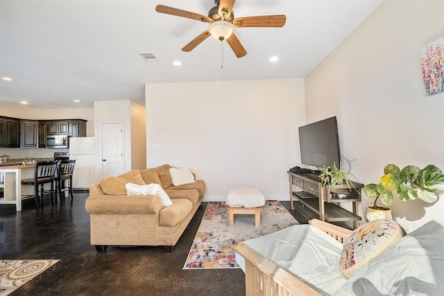 living area featuring recessed lighting, visible vents, ceiling fan, and baseboards