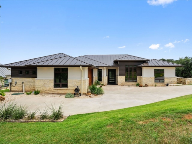 prairie-style house featuring a front lawn