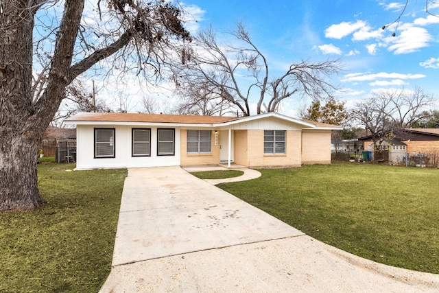 single story home featuring a front lawn