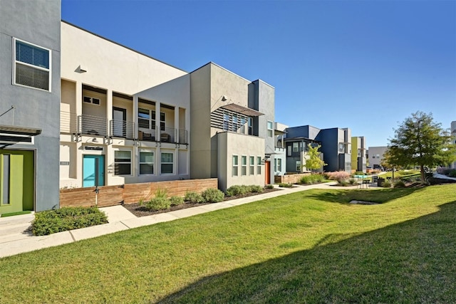 view of home's community featuring a yard