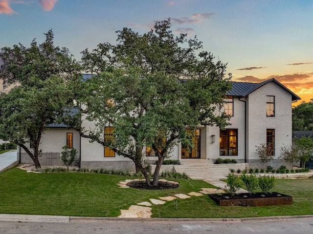 view of front of house featuring a lawn