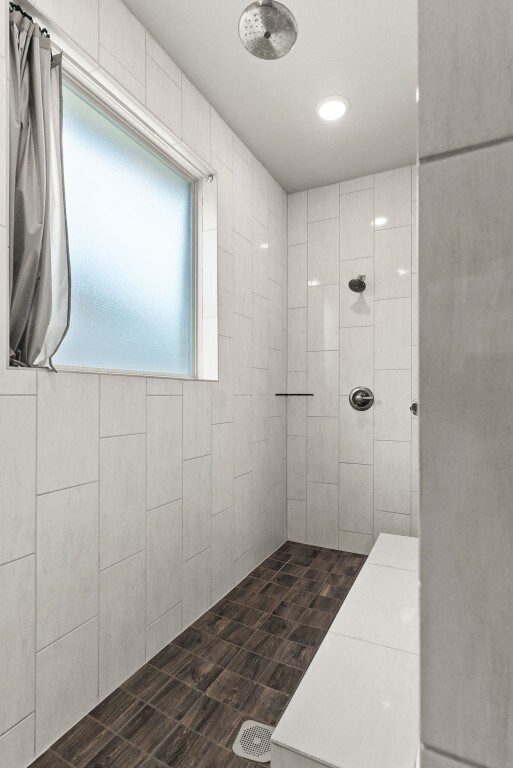 bathroom featuring a tile shower