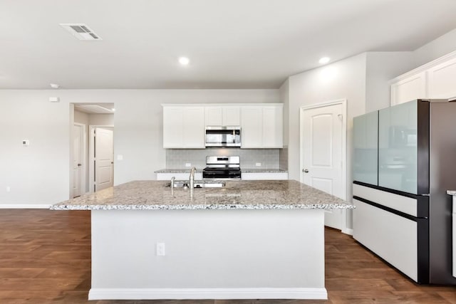 kitchen with a center island with sink, sink, white cabinetry, and stainless steel appliances