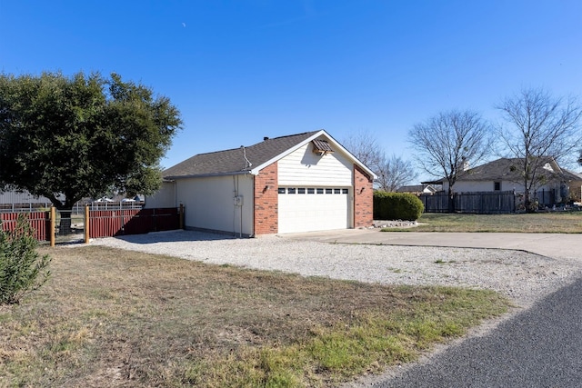 view of front of property featuring a front lawn