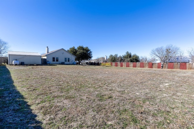 view of yard featuring an outbuilding