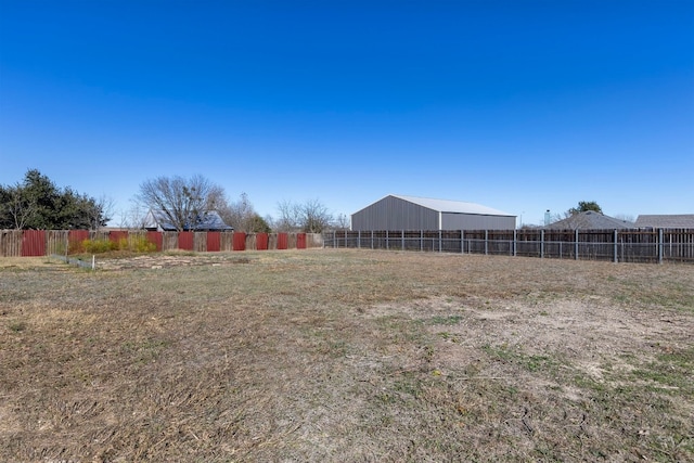 view of yard featuring an outbuilding