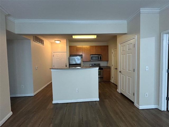 kitchen with stainless steel appliances, baseboards, dark wood finished floors, and crown molding