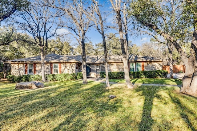 ranch-style home featuring a front lawn