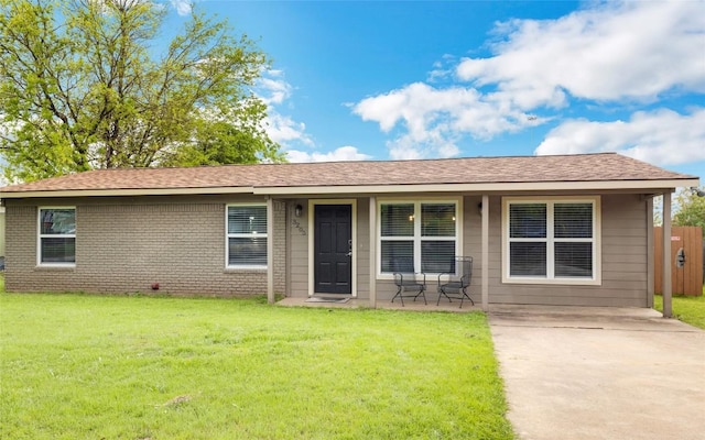 single story home with a front lawn