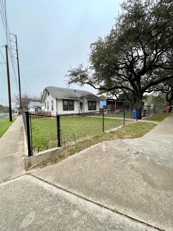 view of front of house featuring a front yard