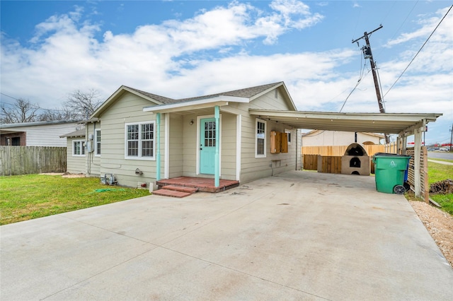 view of front of property featuring a front lawn and a carport