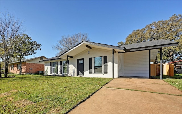 view of front of home featuring a front yard