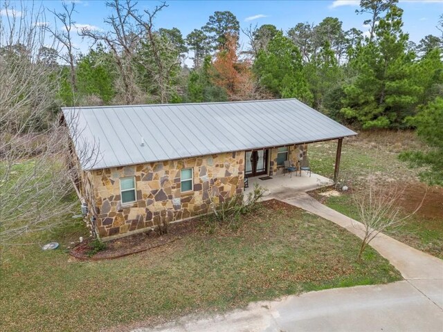 view of front of property with a front yard and a patio