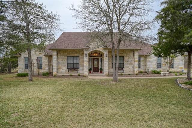 view of front of property featuring a front yard