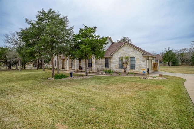 view of front facade featuring a front lawn