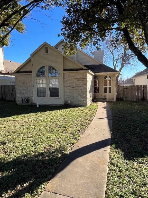 view of front of house featuring a front yard