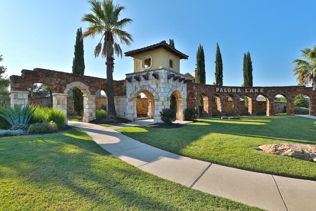 view of front of house featuring a front yard