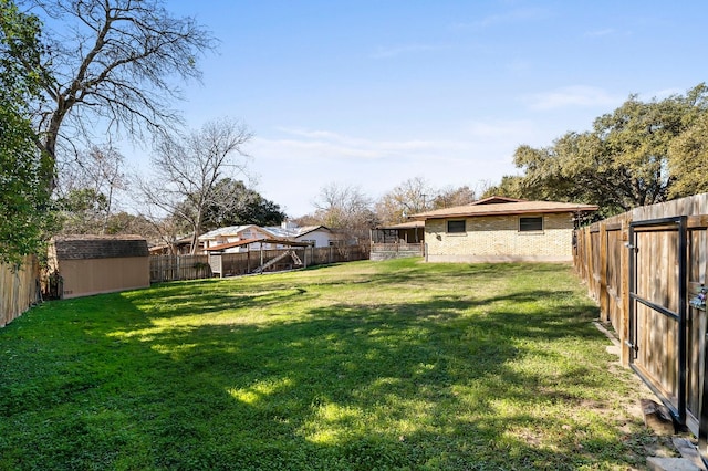 view of yard featuring a shed