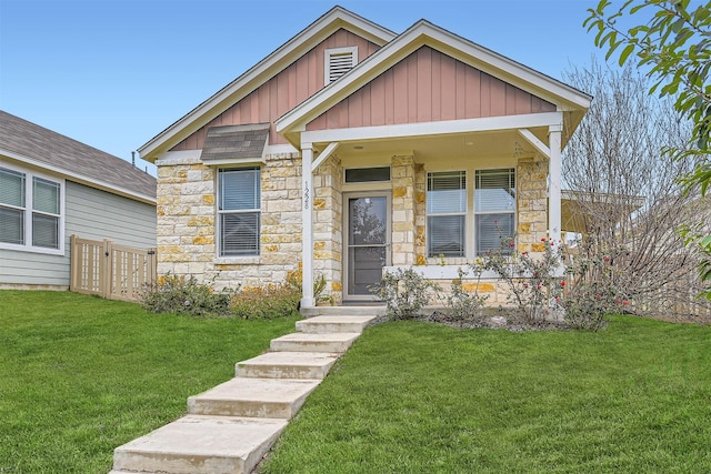 view of front of property featuring a front lawn