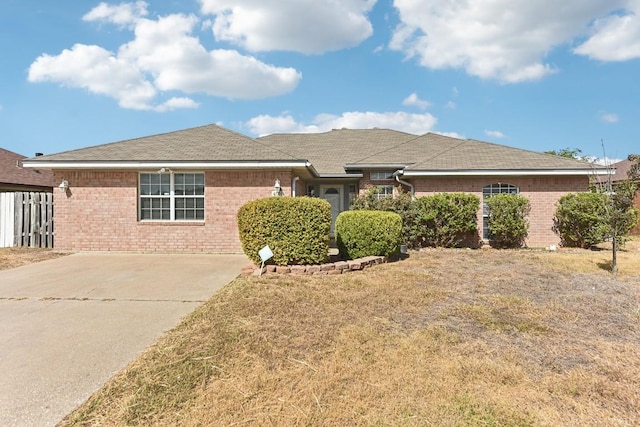 ranch-style home featuring a front lawn