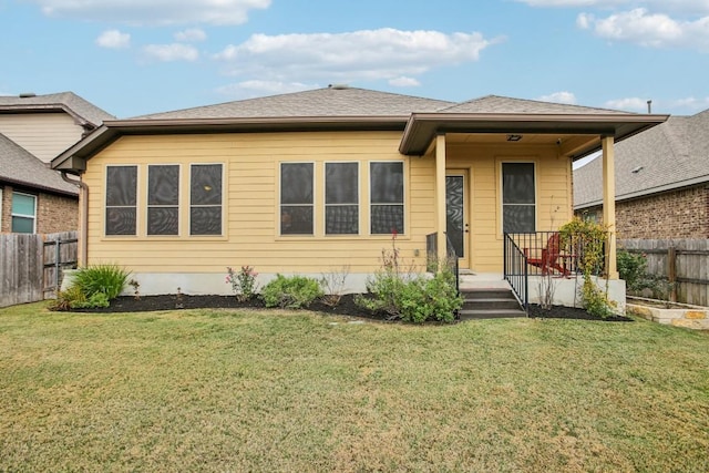 view of front facade featuring a front lawn