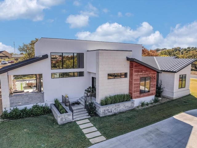 view of front of home with a front lawn