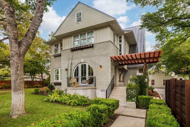 view of front of home featuring a pergola and a front lawn