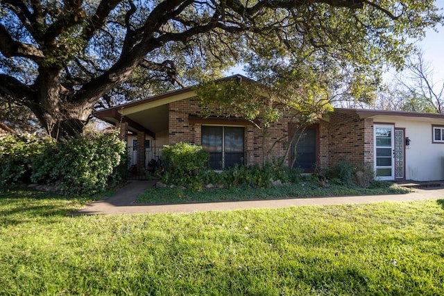 view of front of home featuring a front lawn