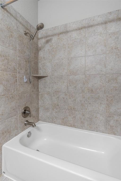 bathroom with tiled shower / bath