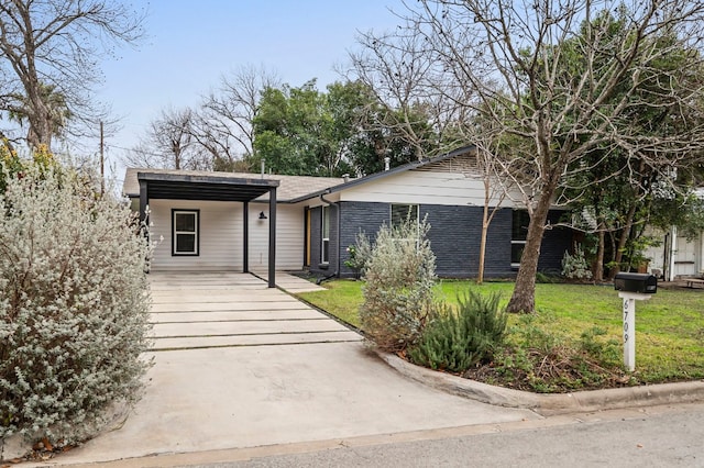 view of front of home with a carport and a front yard