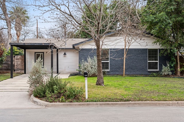 view of front of house featuring a front lawn and a carport