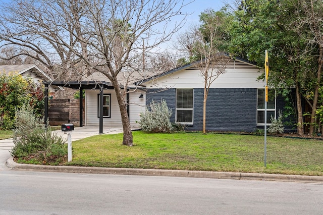 view of front of property featuring a front lawn