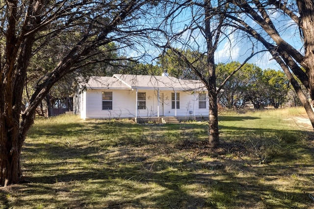 view of front facade with a front lawn