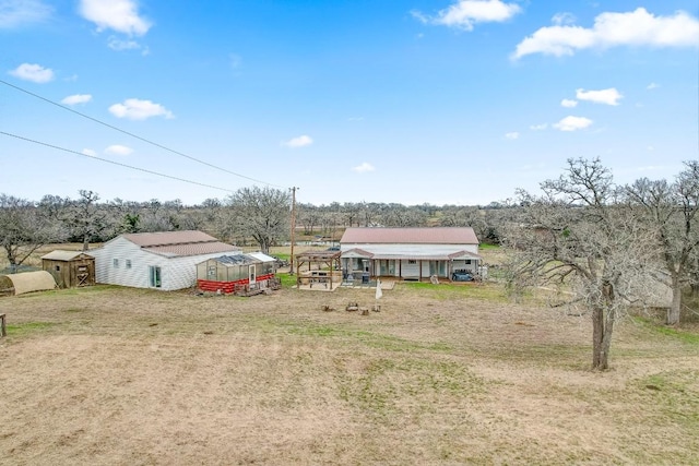 view of yard featuring an outbuilding