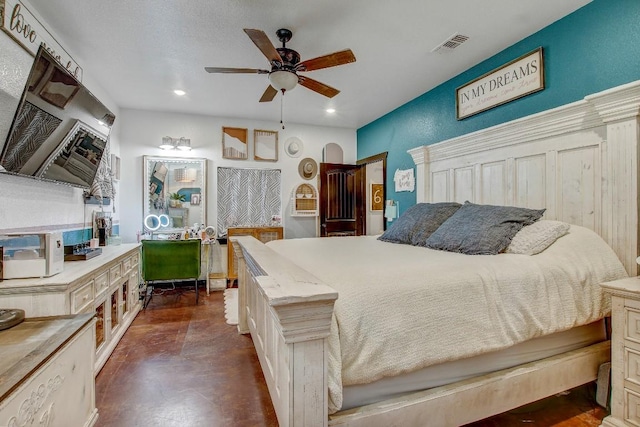 bedroom with ceiling fan