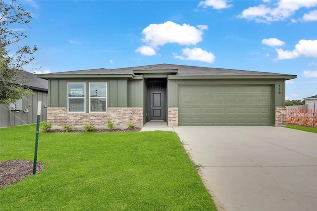 view of front facade featuring a front yard and a garage