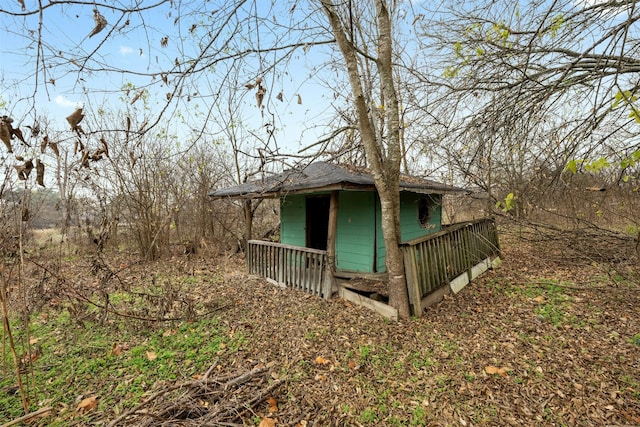 view of side of property with a storage unit