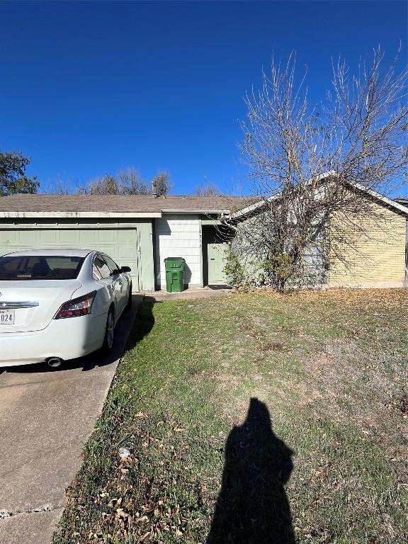 view of front of house featuring a front yard and a garage