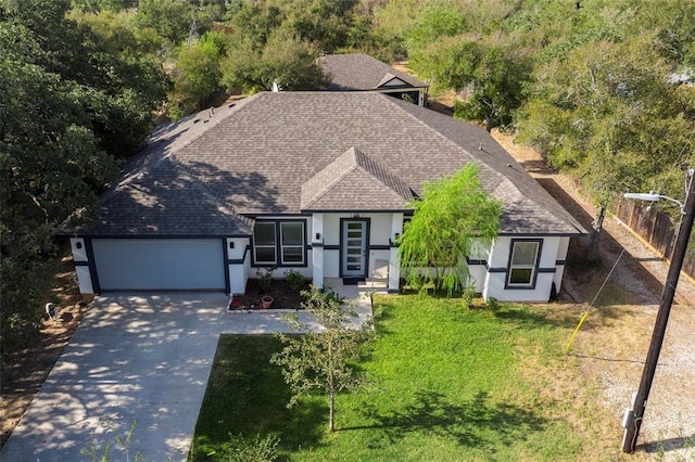 view of front of house featuring a front lawn and a garage