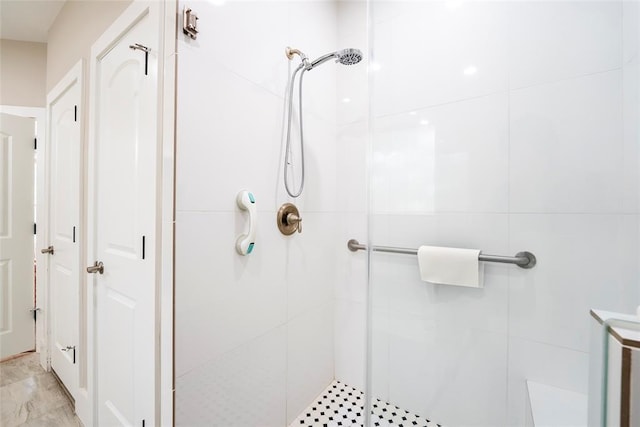 bathroom featuring tiled shower