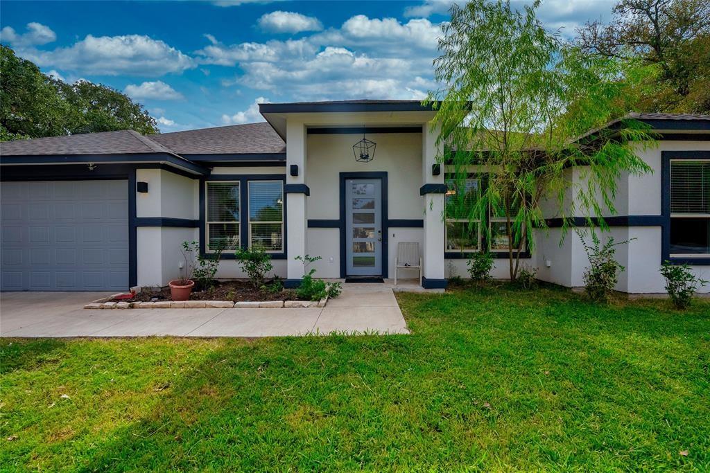 view of front facade featuring a front yard and a garage