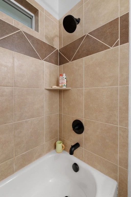 bathroom featuring tiled shower / bath