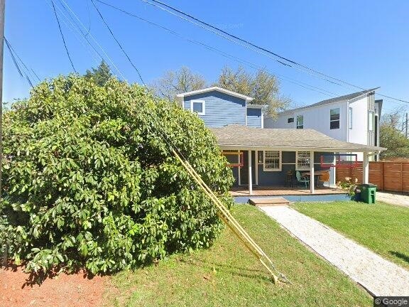 view of front of property with a front yard