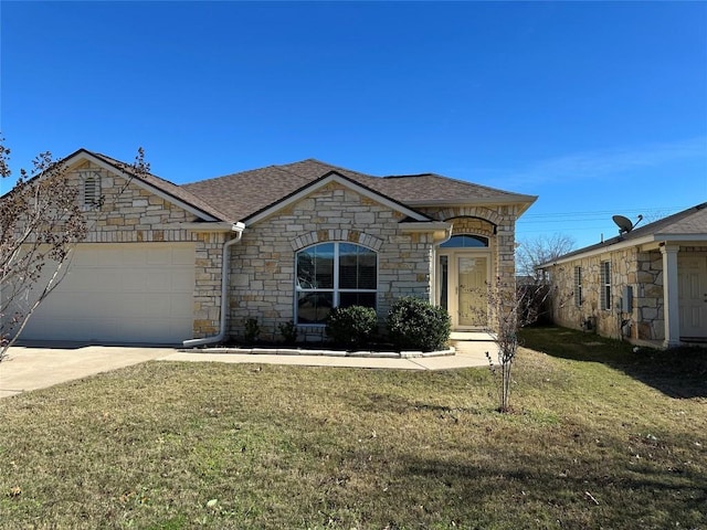 view of front of property featuring a front yard and a garage