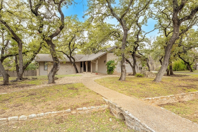 single story home featuring a front yard