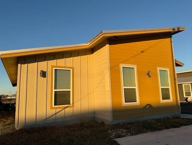 427 Pintail Loop, San Marcos, TX 78666 - view of side of property featuring board and batten siding