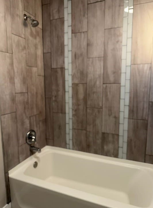 bathroom featuring tiled shower / bath combo